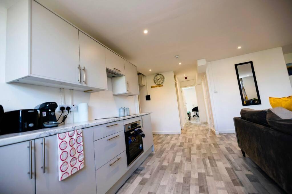 2 Bedrooms -Parking-Very Spacious-Wifi Londen Buitenkant foto