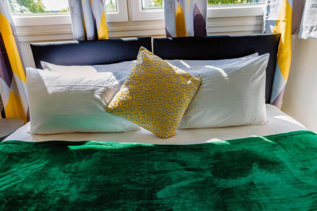 2 Bedrooms -Parking-Very Spacious-Wifi Londen Buitenkant foto