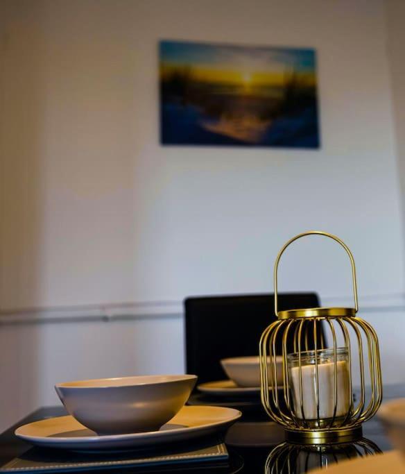 2 Bedrooms -Parking-Very Spacious-Wifi Londen Buitenkant foto