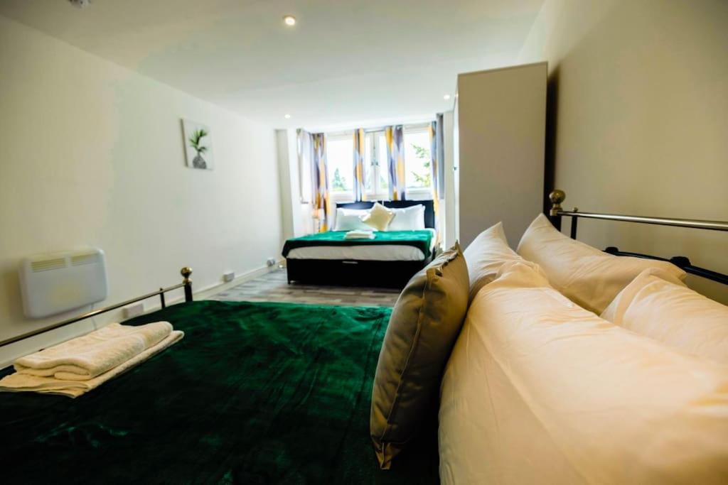 2 Bedrooms -Parking-Very Spacious-Wifi Londen Buitenkant foto