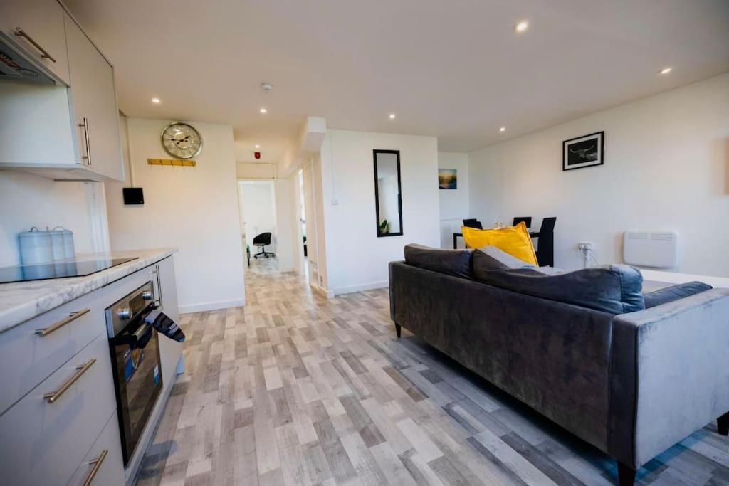 2 Bedrooms -Parking-Very Spacious-Wifi Londen Buitenkant foto