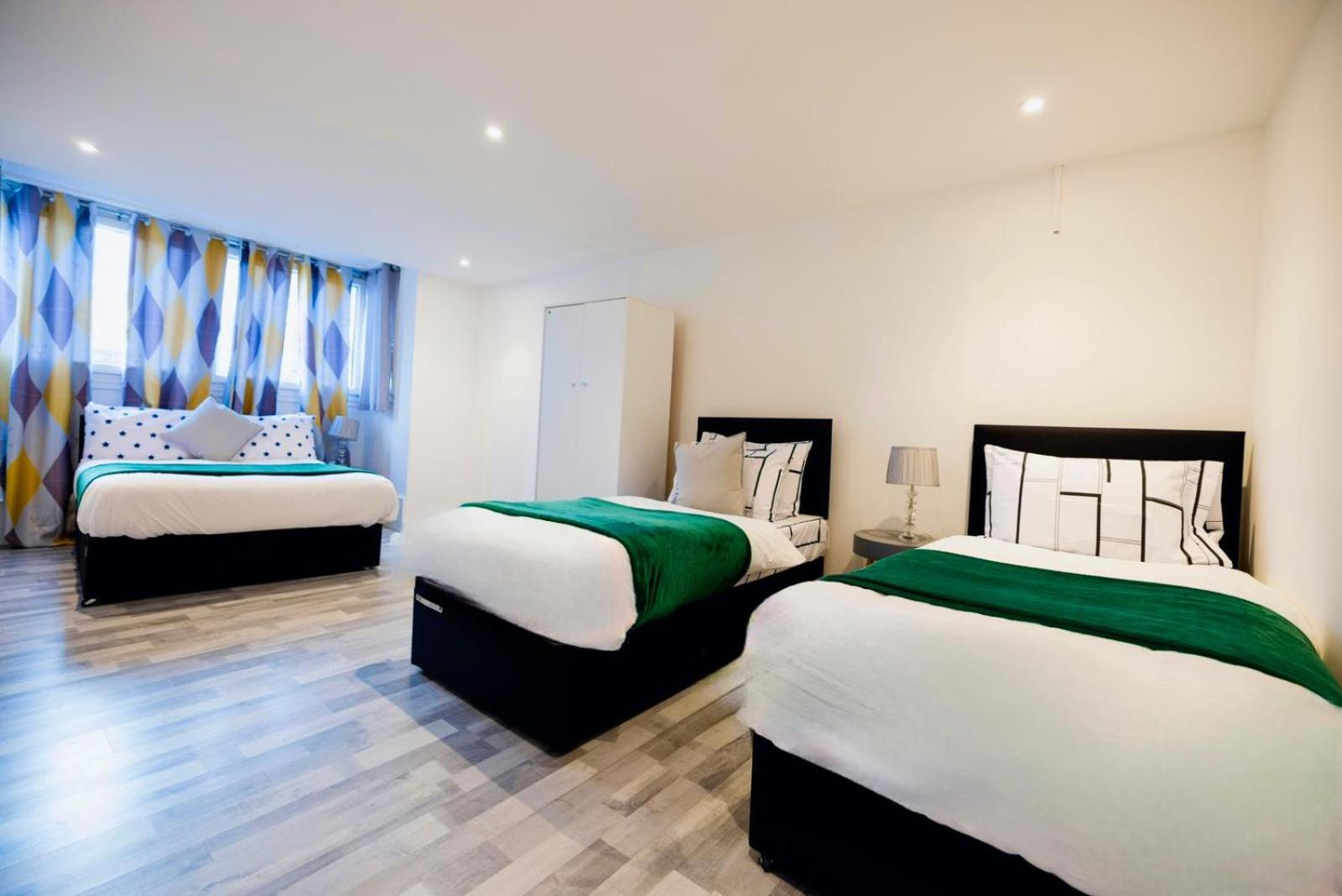 2 Bedrooms -Parking-Very Spacious-Wifi Londen Buitenkant foto