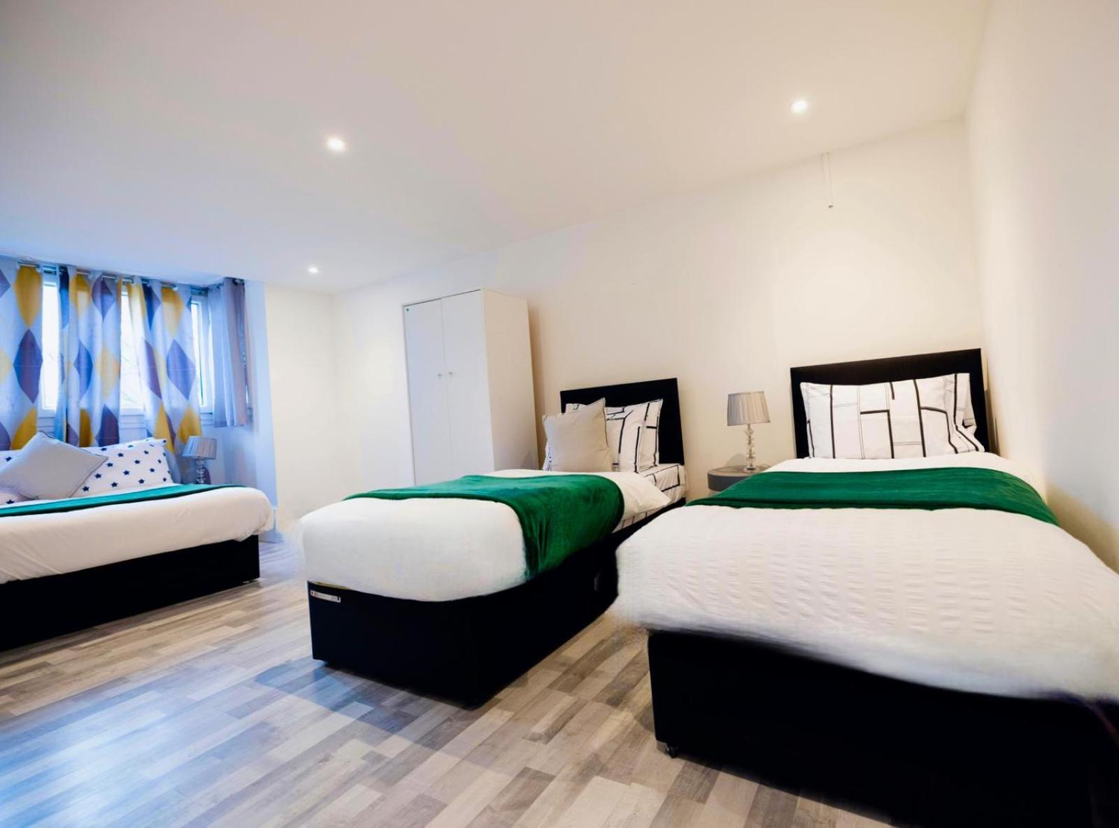 2 Bedrooms -Parking-Very Spacious-Wifi Londen Buitenkant foto